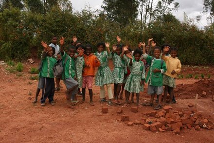 photo d'enfants saluant de la main